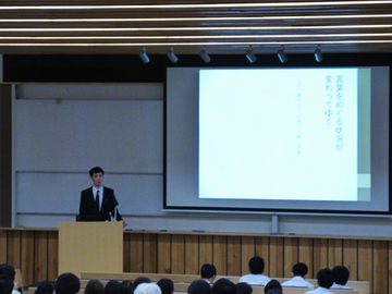 巣鴨中学・高等学校先輩講座:歌人 寺井龍哉さん巣園祭で講演