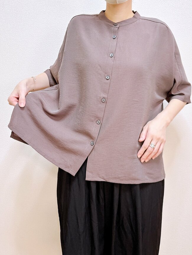 【しまむら】サッと羽織るだけで大人かわいい！1639円の「お尻まで隠せるブラウス」後ろ姿もスッキリ見えて感動！《購入レビュー》
