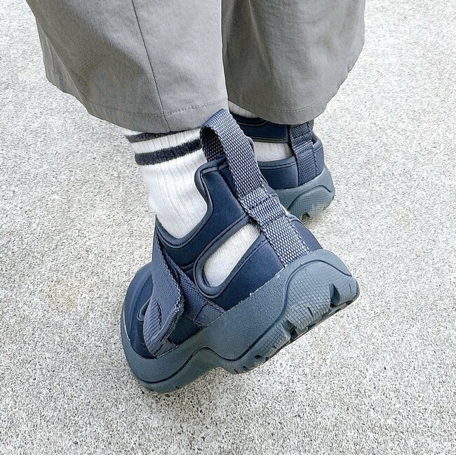 1万歩も余裕じゃん…！無印良品の“スニーカーみたいなサンダル”オシャレなのに歩きやすくて快適！「素足で履くの楽すぎ」「真冬以外ずっと履いてる」