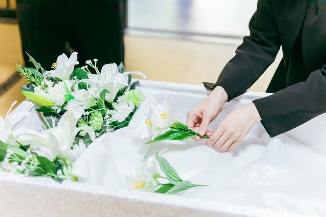 日本の「お葬式」を飲み込む低価格競争、葬儀業界のブラックボックスをこじ開けるか？