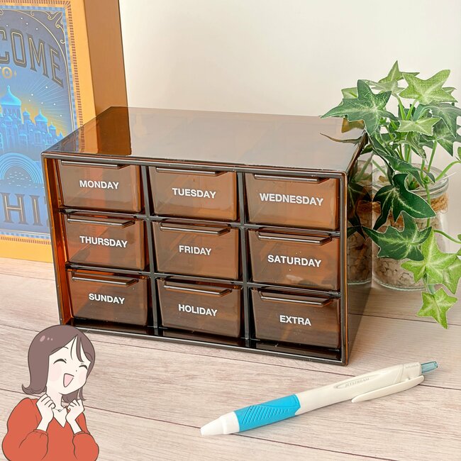 「薬入れに重宝してます！」3COINSの“レトロかわいい収納ボックス”ごちゃごちゃ小物がスッキリした！「インテリアに馴染む」「目の付け所がいい」