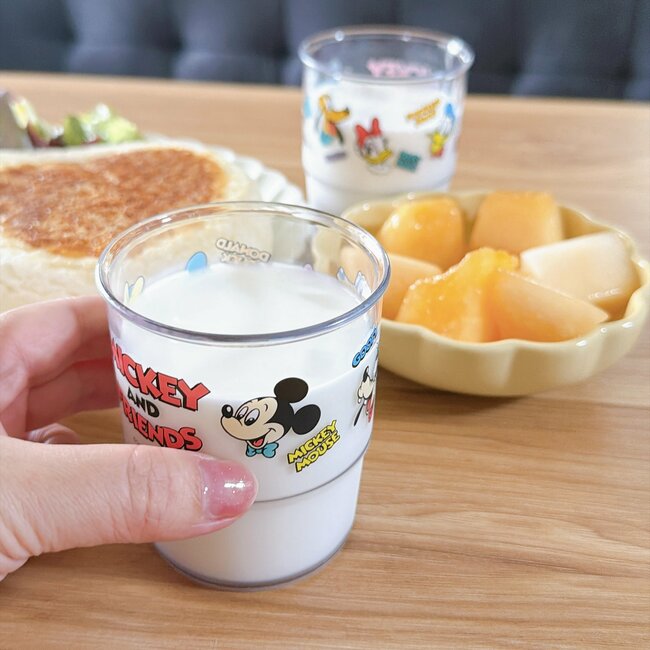 ディズニーランドのお土産みたい!セリアの「可愛すぎるコップ」昭和レトロなデザインがたまらない!《購入レビュー》