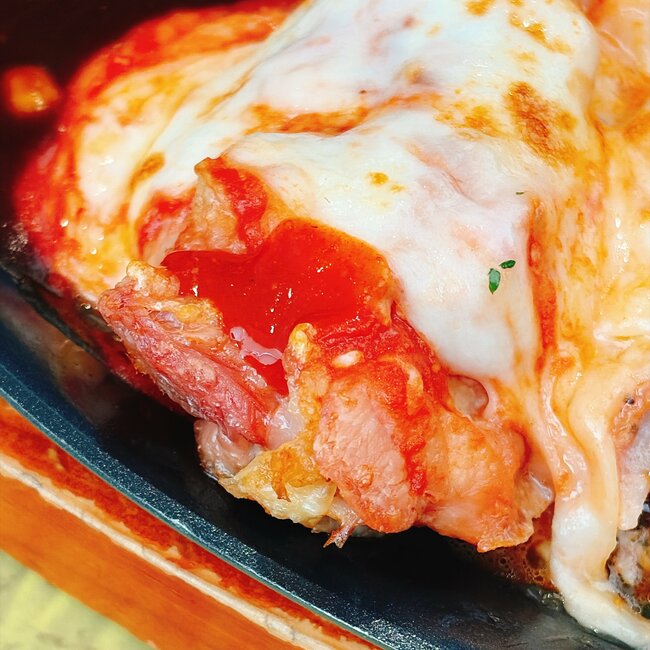 「うまさに感激」「毎食これで良い」サイゼリヤの“500円メニュー”何度もリピしたくなる！「想像以上にデカくて良かった！」《実食レビュー》