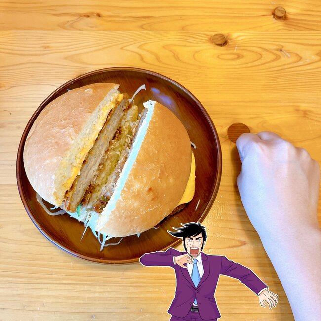 本当に1人前…?コメダの“どデカバーガー”が1423kcalで衝撃のボリューム!「本当にデッカイ!」「量がやばい」