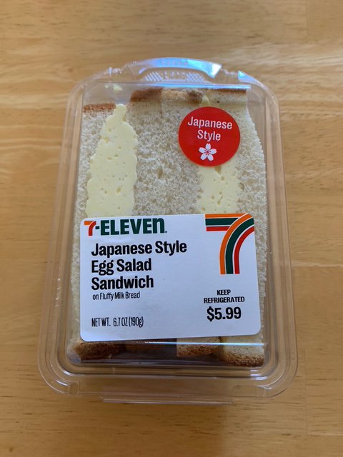 「Japanese Style」と書いてあり、日本を象徴する桜の花のロゴをあしらったシールが、「新発売」を強調しているセブン-イレブンのたまごサンド