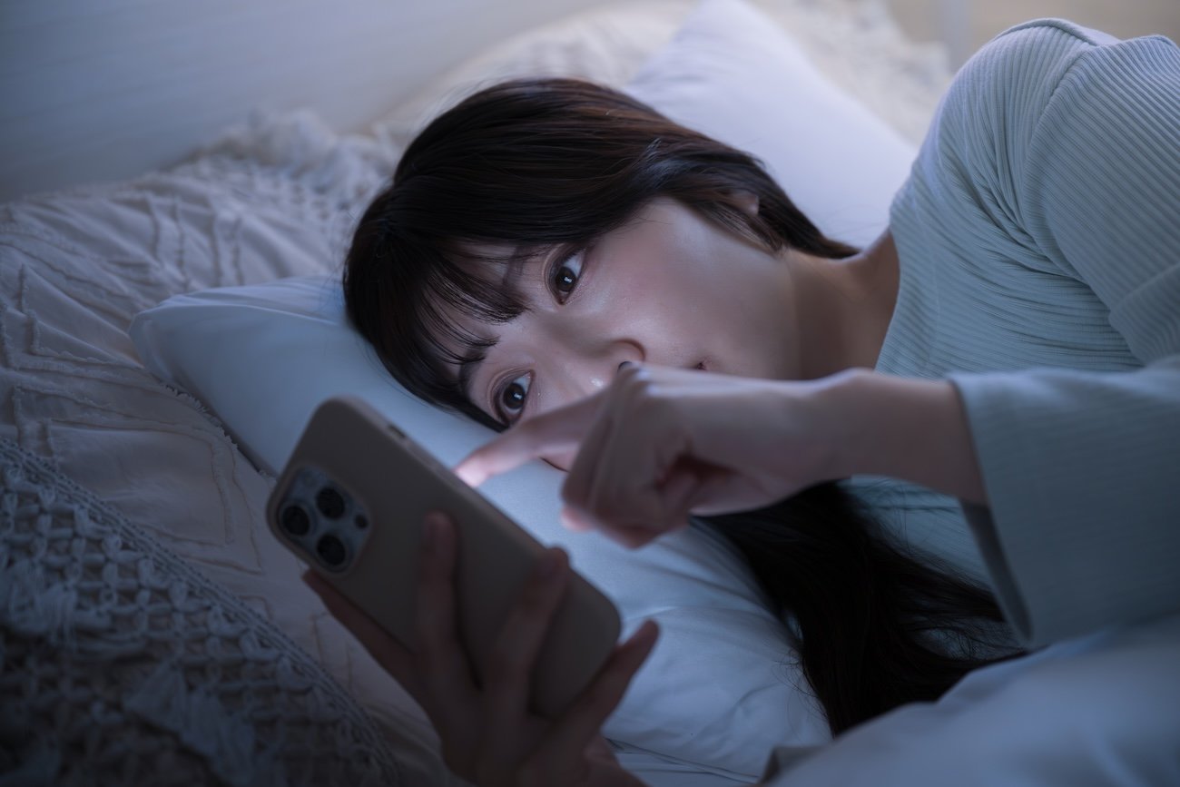 【夜中までスマホを握りしめているあなたへ】スマホを見過ぎている人がやるべき行動・ナンバー1