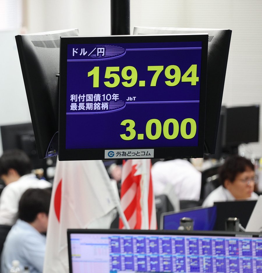 約30年ぶりに3.0％に上昇した長期金利を示すモニター