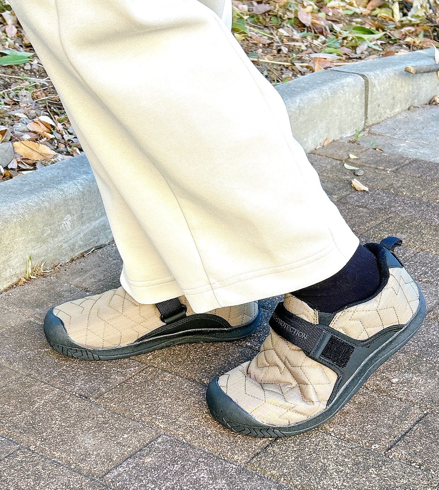 「高いシューズよりも履き心地よい」ワークマンの“2500円シューズ”が楽ちんでポカポカ！「全然寒くないです」「焚き火も安心」