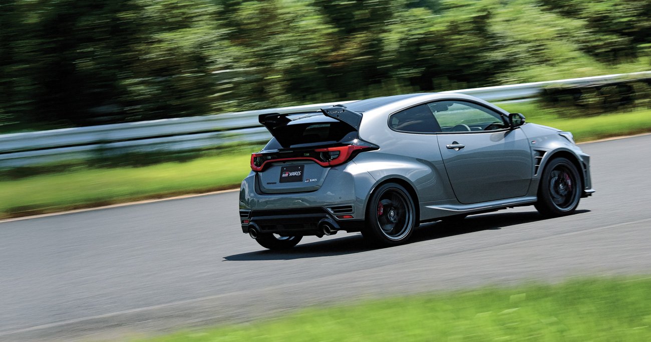 トヨタ・GRヤリス、サーキットで25式エアロパフォーマンスパッケージを乗り比べ【試乗記】 | CAR and DRIVER 注目カー・ファイル