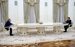 マクロン仏大統領がプーチン氏と会談　ウクライナ巡りシャトル外交