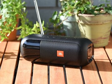 JBL、ワイドFMチューナー搭載でラジオも聞けるポータブルBluetoothスピーカー