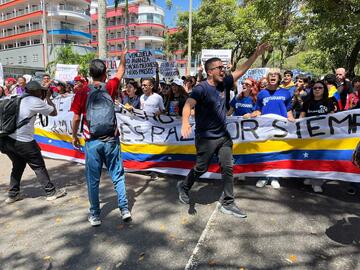 ベネズエラ恐怖の抑圧体制、見え始めたほころび