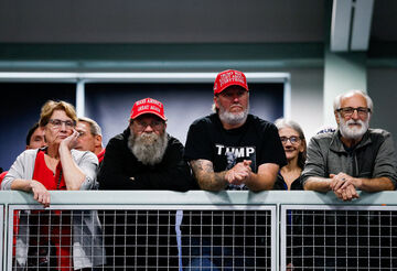 米中間選挙　不安高まる共和、激戦区拡大めざす民主