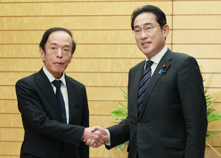 辞令交付後、握手する日銀の植田和男総裁（左）と岸田文雄首相