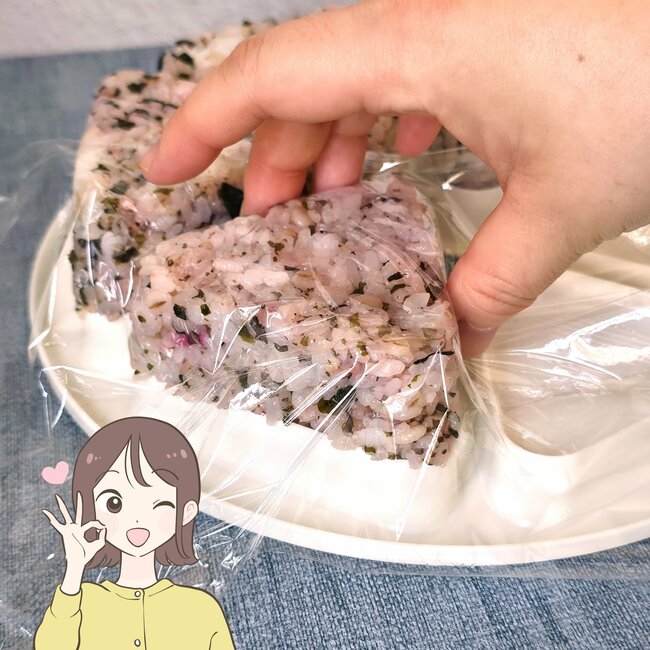 「本当に買って良かった」「全人類におすすめしたい」ダイソー姉妹店の“330円キッチングッズ”おにぎりが6個まとめて作れて楽しすぎるんです！「めちゃくちゃ良い！」