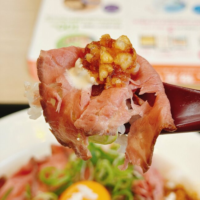 「あまりの美味さに2日連続」松屋の“お肉てんこ盛りメニュー”何度もリピートしたくなる！「美味すぎて涙が止まらん」「思ったより量がある」《実食レビュー》
