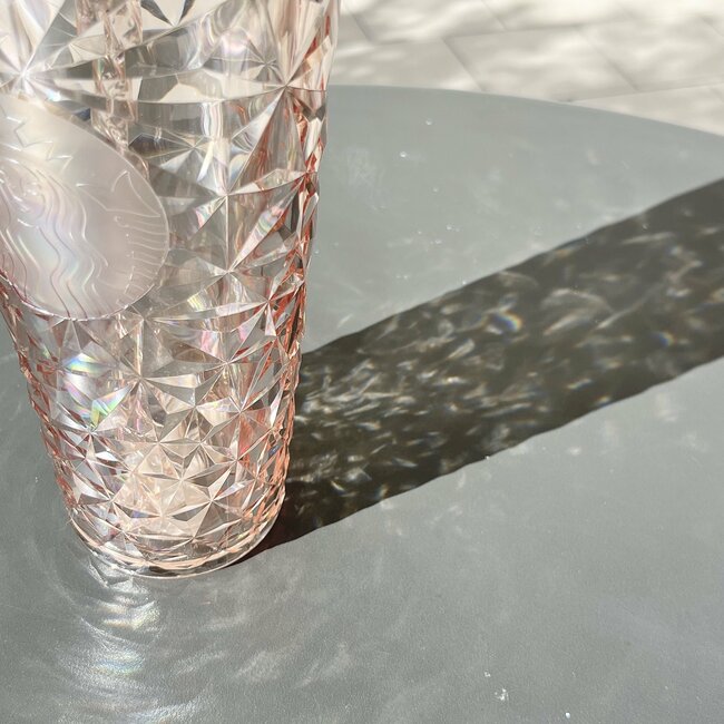 「3店舗目にしてやっと買えた」スタバで見つけたらラッキーな“宝石みたいなタンブラー”キラキラ輝いて美しすぎる！「無事買えて大歓喜」「めっちゃ人気すぎ！」