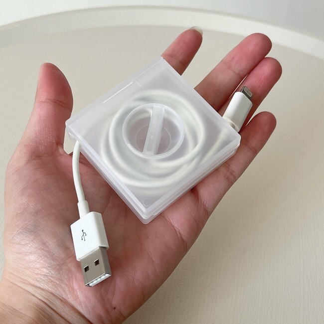「絡まってイライラしない!」「何度もリピ買い」無印良品の“190円アイテム”で充電コードのプチストレスが解消された!「至る所で使用してます」