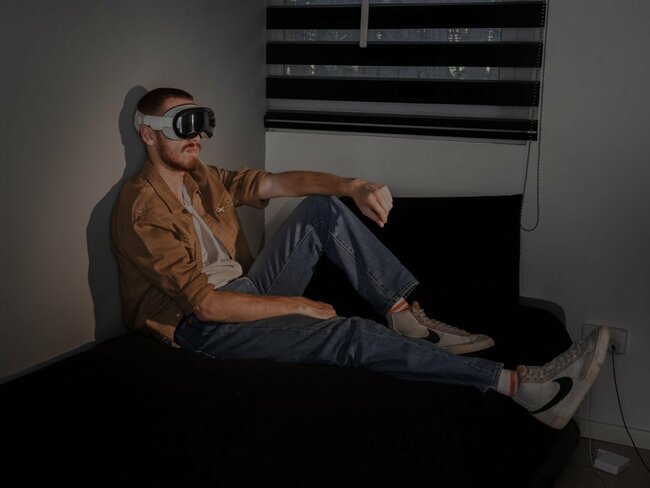 ヤム・オリスカーさんは昨年、Vision Proをいち早く購入するために飛行機でイスラエルからニューヨークを訪れた