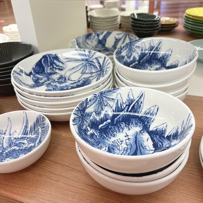 「懐かしさがたまらん」セリアで見つけた“恐竜の食器”が衝撃的なデザインだった…!「全部集めたい」「良すぎたので衝動買い」