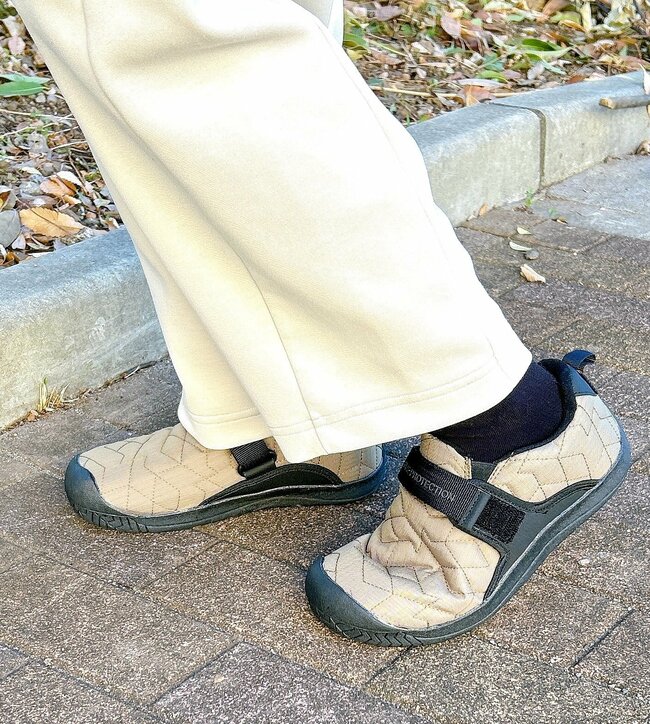 「高いシューズよりも履き心地よい」ワークマンの“2500円シューズ”が楽ちんでポカポカ！「全然寒くないです」「焚き火も安心」