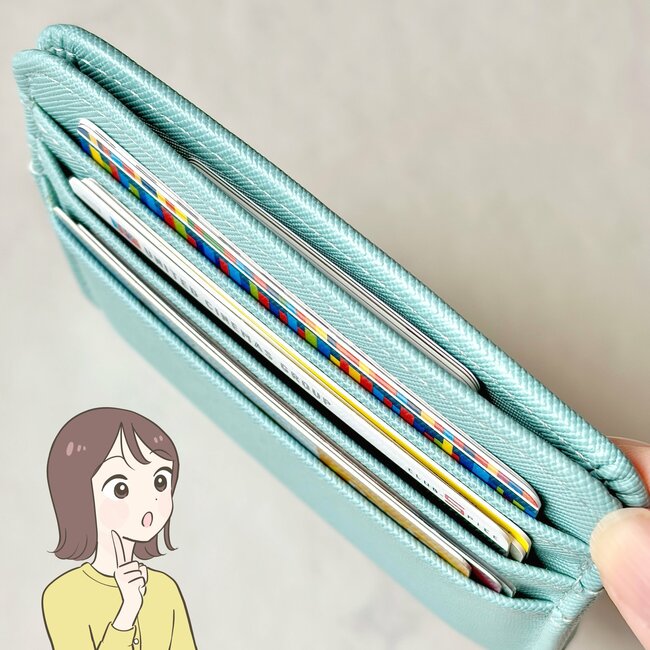 「色違いで2つ購入」3COINSの“ぺたんこ財布”コンパクトなのにカードが15枚入った！「薄くて軽い」「小さいカバンでも全然入る」