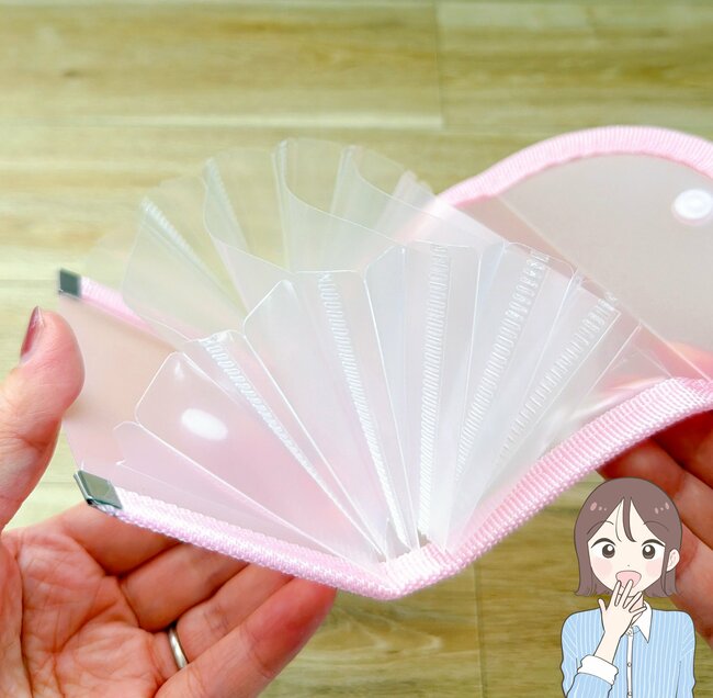 カードや診察券が30枚も入った…!セリアの「ミニチュアみたいなファイル」がミニ財布代わりになって天才!【購入レビュー】