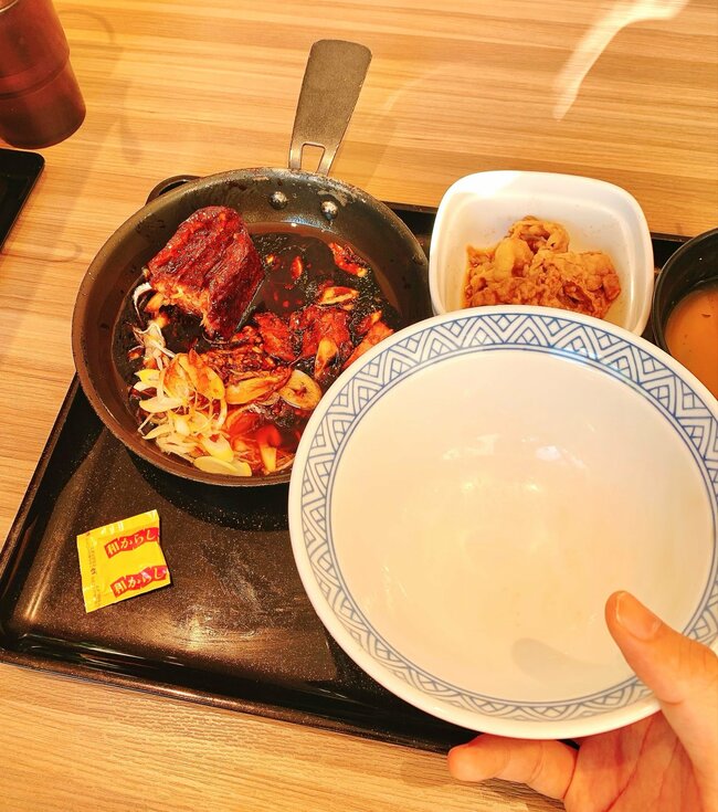 「デカすぎんだろ…」吉野家の“豪快すぎる定食”ご飯おかわり無料なのが嬉しい！「ご飯3杯いけたわ」「ありえんぐらいウマい」《実食レビュー》