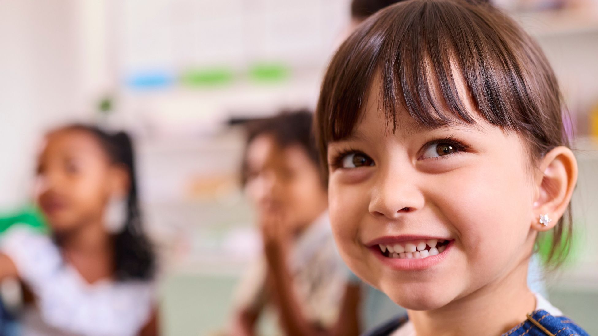 笑っている小学生