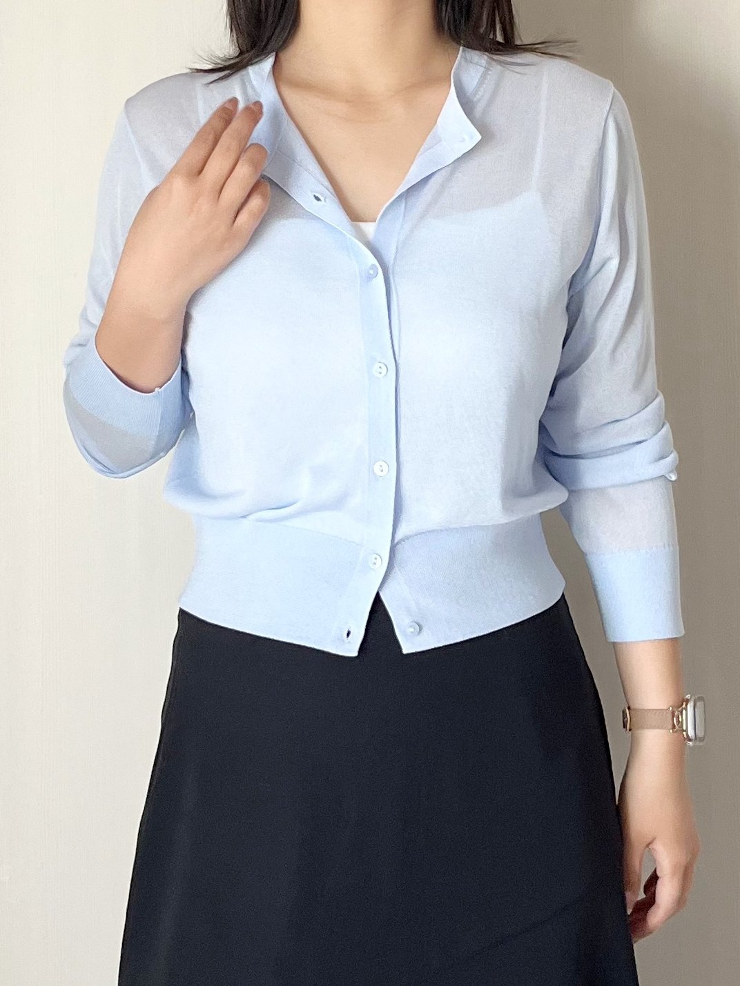 かわいすぎて色違いも欲しくなる！ユニクロの「着回しカーディガン」透け感たっぷりでオシャレ！