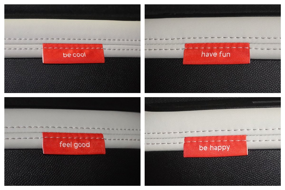 車内に小さなタグが付いていて、座席によって書いてあるメッセージが違う。それぞれ助手席（写真左上）、運転席（右上）、助手席の後ろ（左下）、運転席の後ろ（右下）のタグ