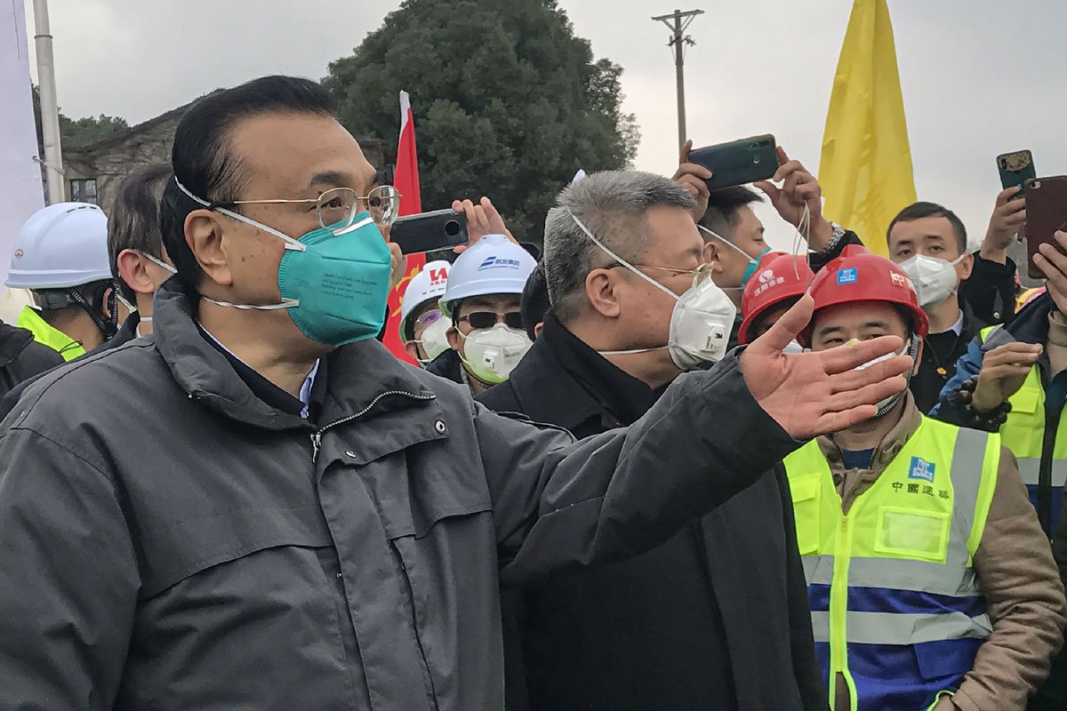 中国湖北省武漢市で、新病院の建設現場を視察する李克強首相(中国・湖北省武漢市)