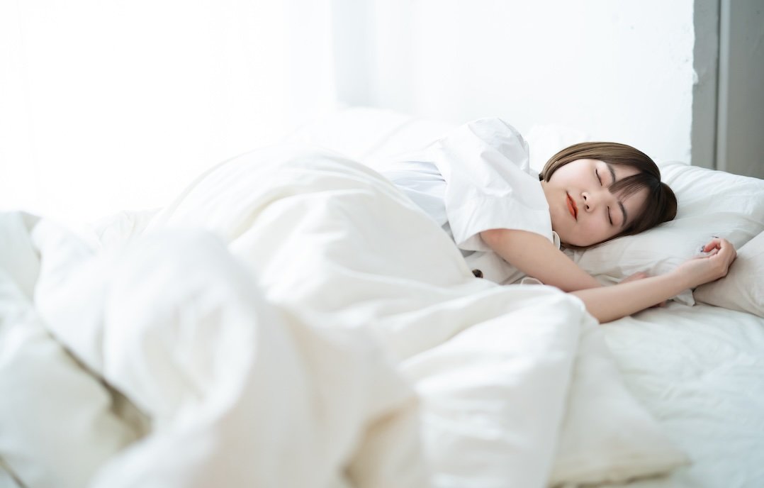 「疲れてベッドの上から動けない」→休日を無駄にしない人が平日にやっている習慣・ベスト1