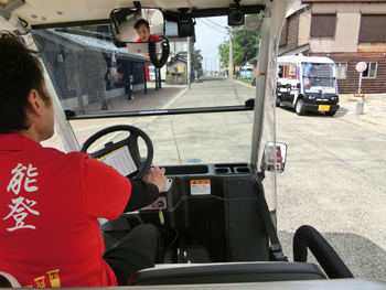 自動運転ゴルフカートが公道を走行、輪島市実証実験の独自性