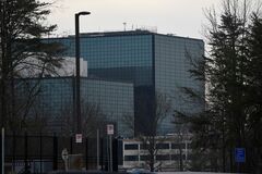米ロ情報戦の新局面、機密レベル引き下げと公開