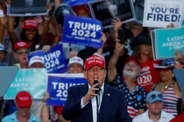 トランプ氏、ラテン系と黒人の支持が広がる訳