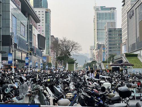 しかしまあなんと電動バイクの多いことよ……自分が置いたバイクを見つけられるのでしょうか？