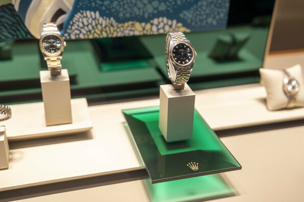 「なぜ売らない？ふざけるな！」ロレックスマラソンで行列する“カスハラ時計愛好家”→接客ストレスで店員が辞める異常事態