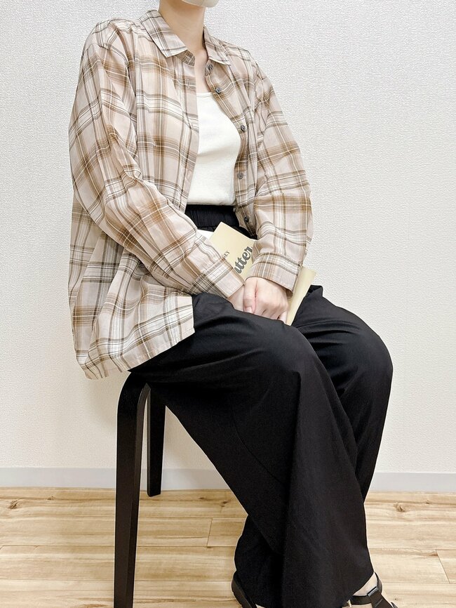 サッと羽織るだけでカワイイ！無印良品の“ふんわりシャツ”お尻まですっぽり隠せて優秀！「色違いも購入したい」「コスパ優秀な商品です」《購入レビュー》