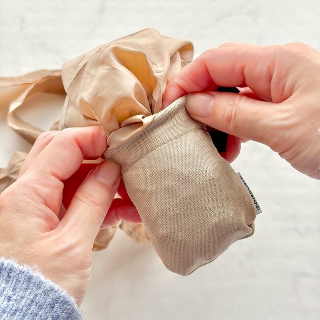 「色違い欲しい」「かなり使えそう」ダイソー姉妹店の“手ぶらで持てるエコバッグ”が理想的すぎる！