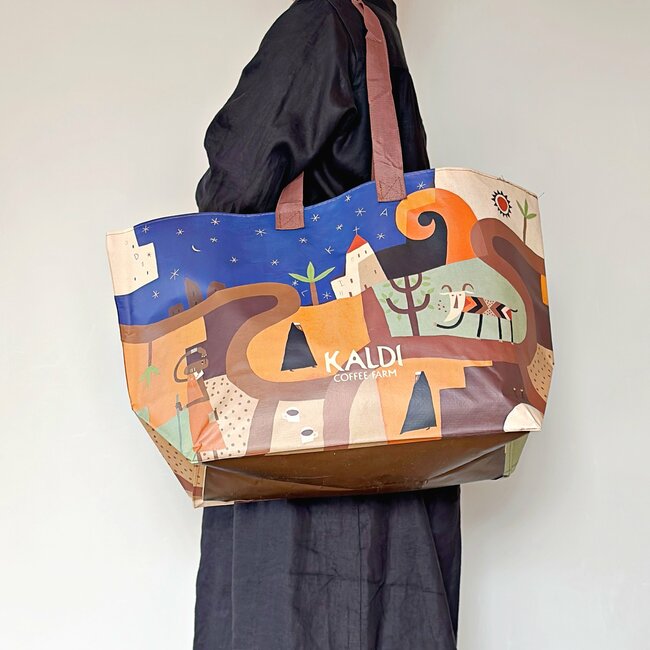 2Lペットボトルが6本も入った！カルディの“大容量エコバッグ”250円とは思えない優秀さです！「まとめ買いするときに便利」「たくさん買い物しても大丈夫」