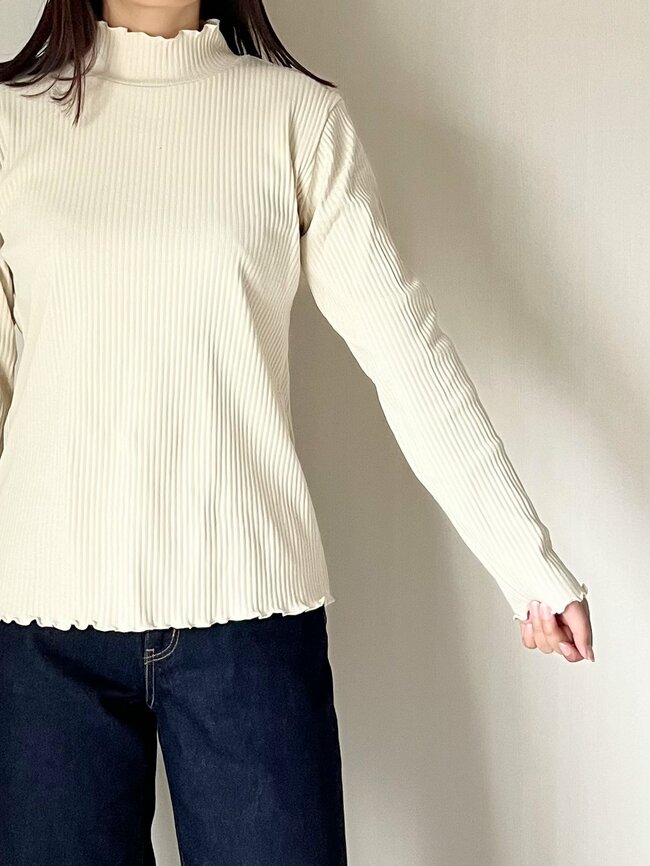 「色違いで4枚目の購入です」ハニーズの“1680円トップス”ポカポカなのに着膨れしなくて感動！「袖のフリルが可愛い」「着心地が本当に良くてリピ」