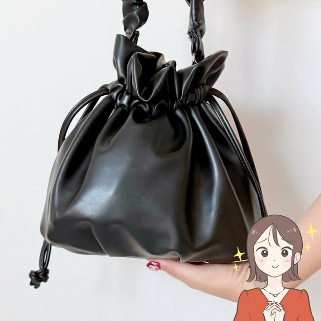 600mlペットボトルがすっぽり入る！3COINSの“高見えバッグ”ころんとしたフォルムがかわいい！「今年のベストバイです！」「ちょうど良いサイズ感」「可愛くて気に入っています」《購入レビュー》