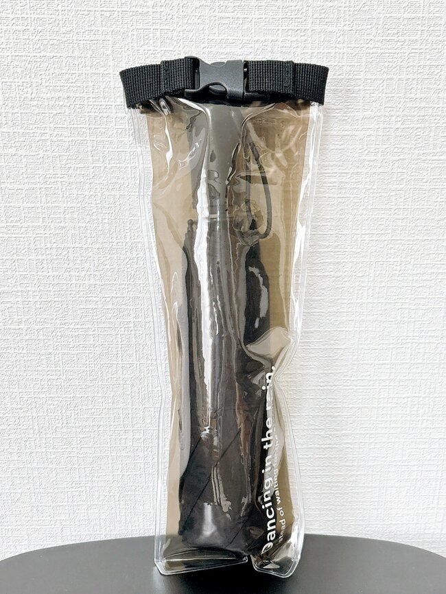 「カバンが濡れない」「大助かりです」3COINSの“天才レイングッズ”が雨の日のプチストレスを解決してくれた!「こういう商品を待っていました」