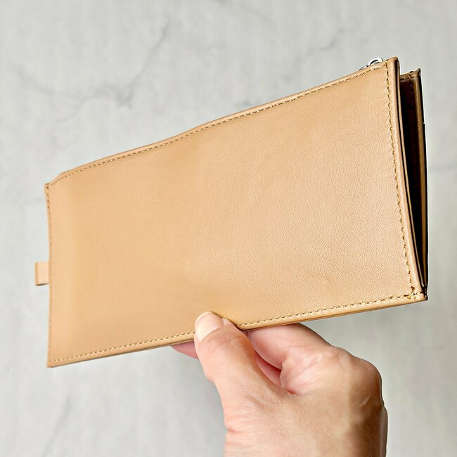 カードや診察券が40枚入った…！ダイソーの「ぺたんこ財布」現金やカードをコンパクトに持ち歩けて嬉しい！