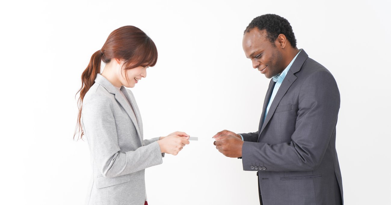 【外国人に好かれる人】は「名刺交換」の時、たった1つの言葉で心をつかむ!