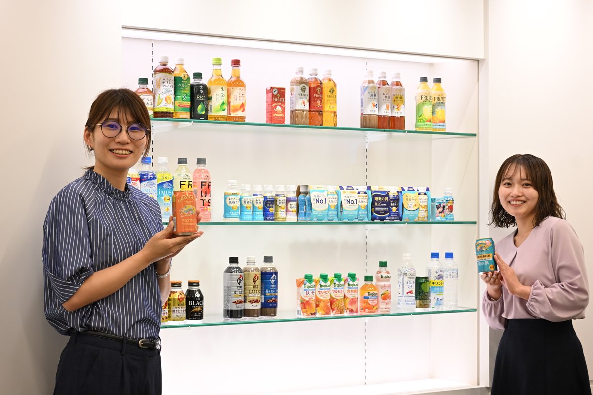 「AI役員」発案者のキリンホールディングス 経営企画部 木村弥由さん（左）、同部で今後の展開を担う山﨑可南子さん（右）