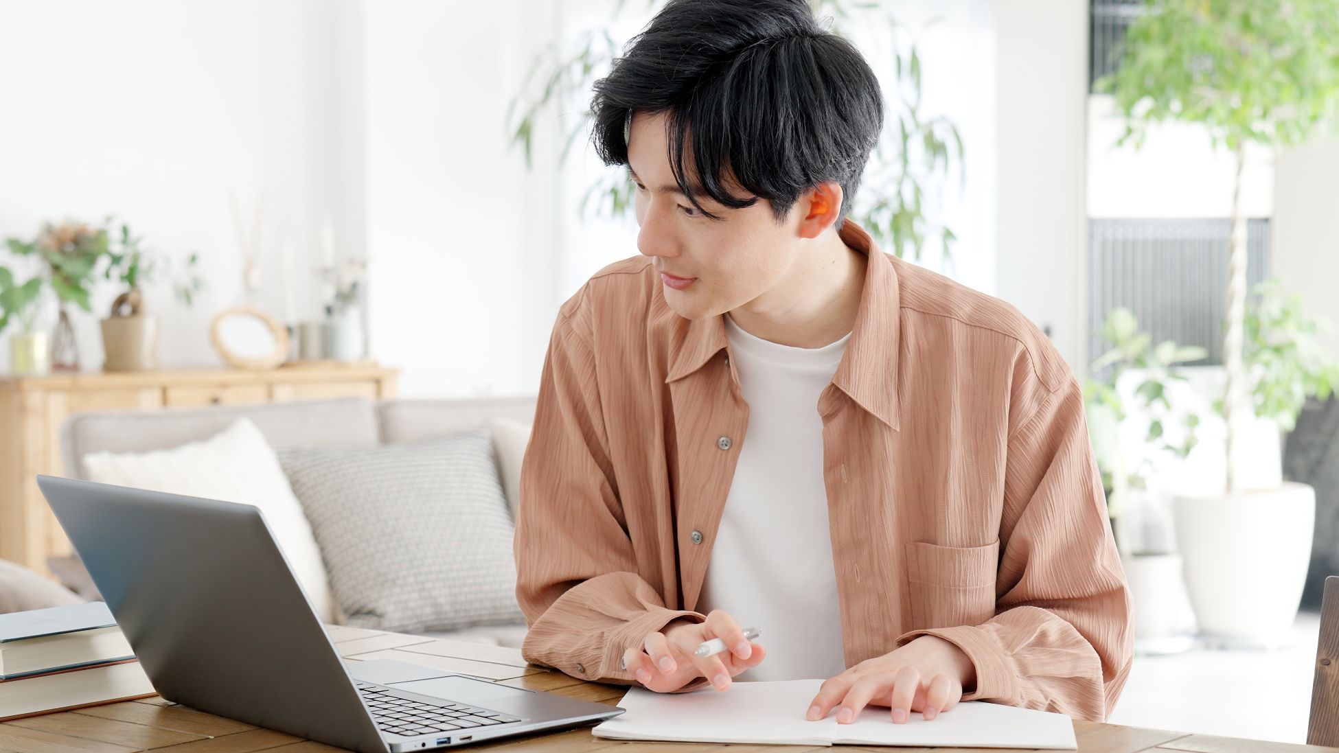 独学を頑張っている男性