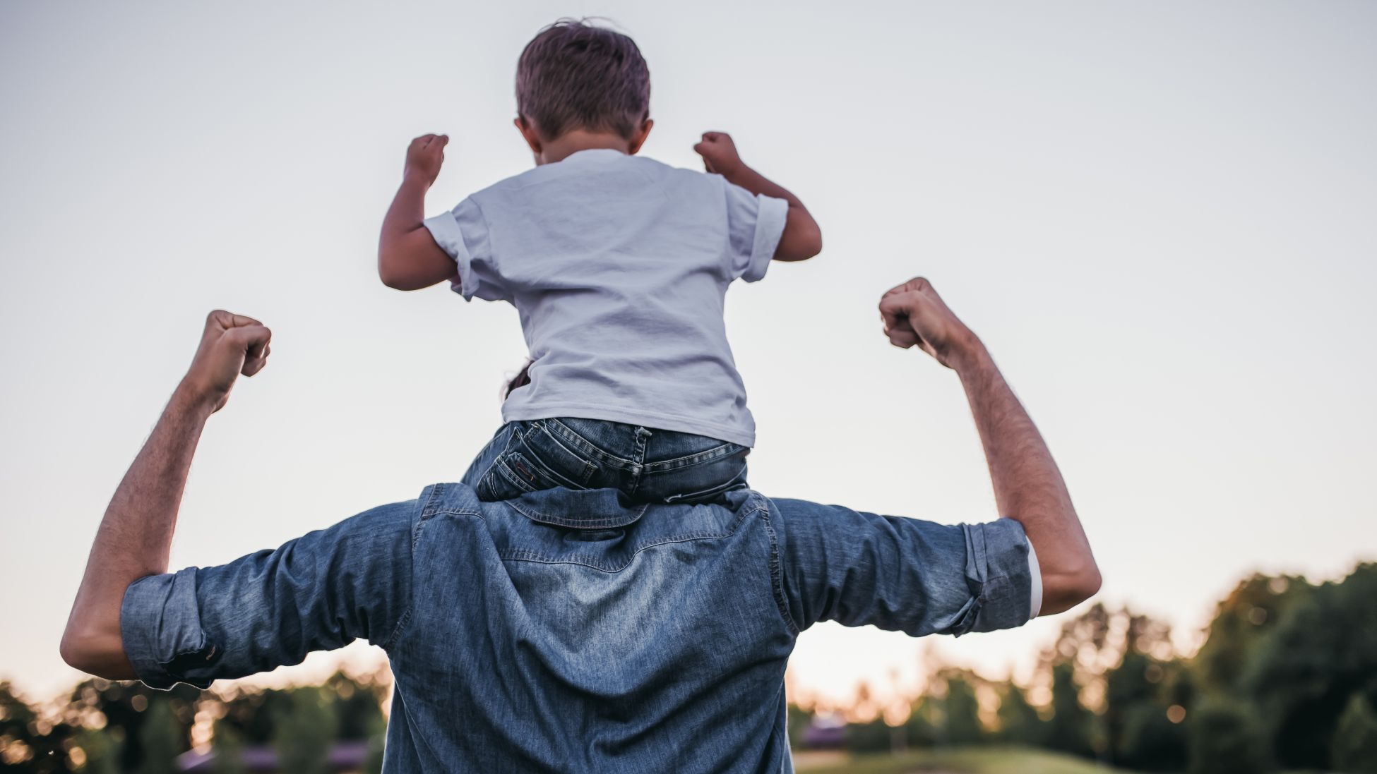 マッチョポーズをする父と息子