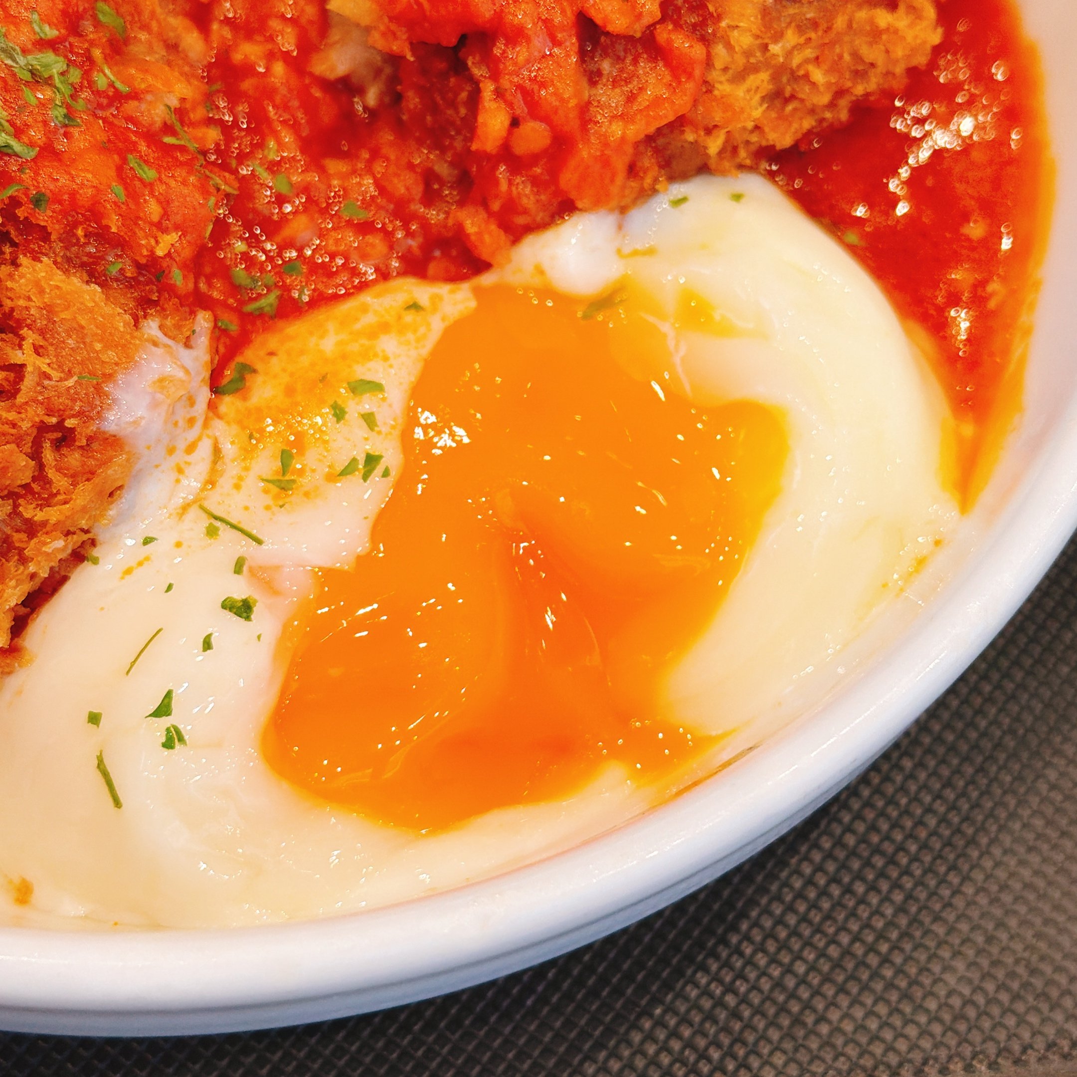 「肉肉しくて最高」「美味くて感動した…」松のやの“ボリューム定食”肉汁たっぷりでウマすぎる！「かなり食べ応えあって美味しかった」